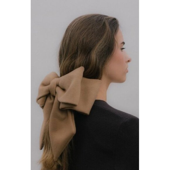 OLA. Noeud Court Hair Bow in Camel - Picture 2 of 4